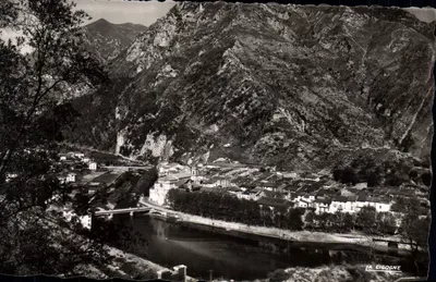 A Cigogne — Vista panorâmica do vilarejo à beira de um lago — A. Cigogne