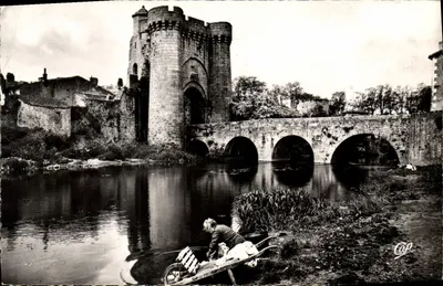 A Torre Saint-Georges em Parthenay — editor Cap