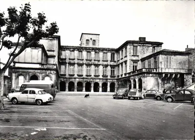 Valréas — O Hotel de Ville, construído no início do século XVIII — Les Éditions de l'Économie, Rhône