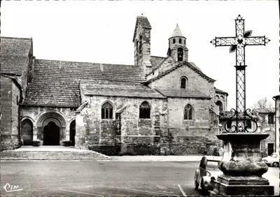 Valreas - Igreja de Nossa Senhora — Monumento histórico dos séculos XI e XV — editor Cim