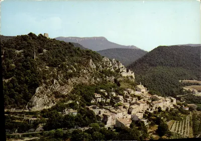 Seguret (Vaucluse) — vista aérea do vilarejo medieval encaixado contra uma colina íngreme — Éditions S. L. VILLEBRAVINE, n° 95.874