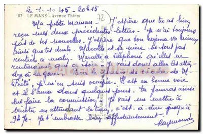 ले मांस में जनरल-डी-गॉल के स्क्वायर — फाउंटेन और दुकानों का दृश्य — सेबी — पीछे