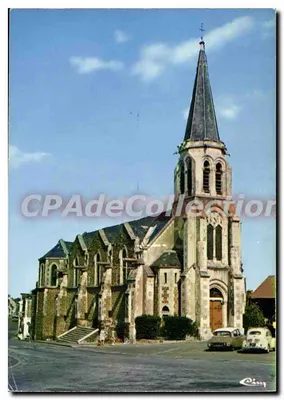 Igreja de La Suze-sur-Sarthe — vista do edifício com torre com ponta — editor Cing