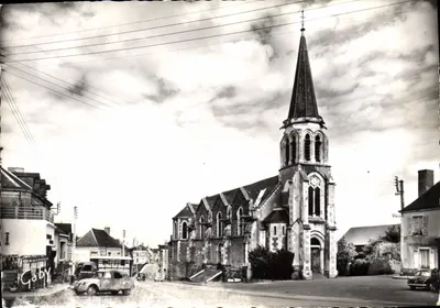 Igreja de La Suze (Sarthe) — vista da praça com carros da época — Éditions Gaby