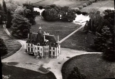 Castelo de Rives-Sarthe — Vista aérea — Edições Comber Maccon