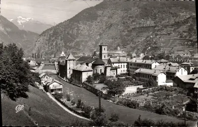 Moutiers-les-Monts — vista geral com igreja e montanhas no fundo — Cap