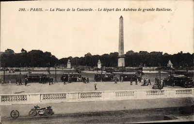 Paris — A Place de la Concorde — O embarque dos Autobus de grande Banlieue.
