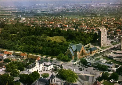 Drancy (Seine-St-Denis) — Vista aérea sobre o hotel de cidade e a igreja Saint-Germain-l'Auxerrois — Éditions Pammon, Paris