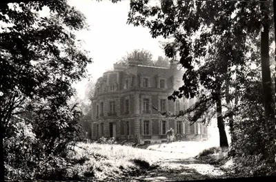 Castelo de Louvres — Vista do castelo cercado por floresta — Edição « La Vie du Rail » N° 15, 1956