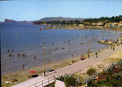 Saint-Cyr-sur-Mer — Perspective sur la plage, le port et le Bec de l'Aigle — Les Éditions en France