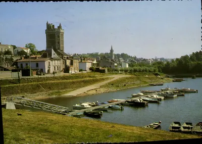 Oudon (Loire-Atlantique) — O bassin e a torre (século XV) — Pierre Artaud & Cie, Editores