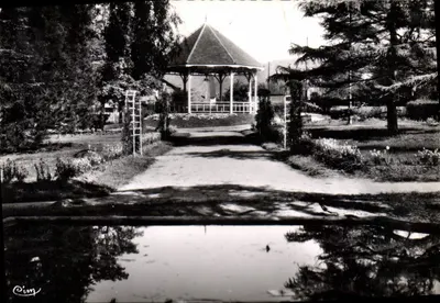 Le Trait (Seine-Maritime) — O Jardim Público — Comibier Imp. Macon