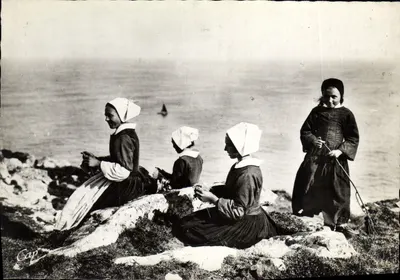 Tricoteuses à la Pointe du Raz — Scènes et Types bretons — C.A.F. Paris