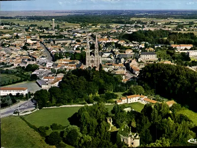 Machecoul (Loire-Atlantique) — Vista geral aérea, o Castelo de Gilles de Rais chamado 'Barbe-Bleue' — Imprensa Combier