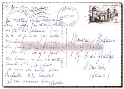 Port w Pornic — widok portu z jachtami i zabytkowym budynkiem — Jean — Rewers