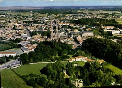 Machecoul (Loire-Atlantique) — vista aérea do castelo de Gilles de Rais, chamado "Barbe-Bleue" — editor Cing