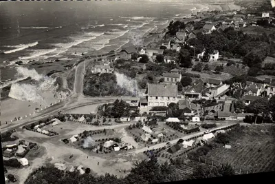 Saint-Michel-Chef-Chef (Loire-Atlantique) — Vista aérea do camping e da costa — Editor: L'Atelier des Vétérans (Bretagne)