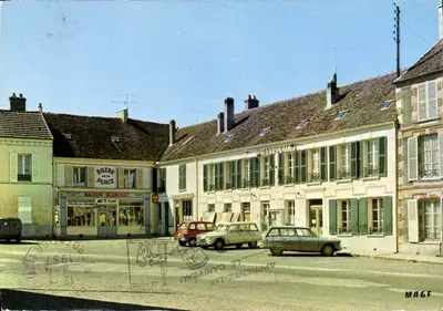 Praça do Mercado em Jouy-le-Châtel — vista da rua com comércios e carros — Edições MAGE