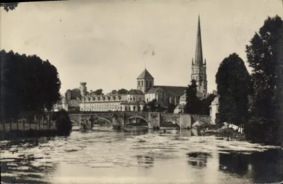Abadia de Saint-Sulpice — visão do ponte e da catedral — Abadia de Saint-Sulpice (Nièvre)