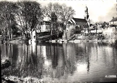 Les Ormes (Vienne) — A igreja e o castelo — Edições 'La Cigogne'