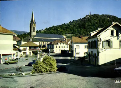 Cornimont — vista da praça com igreja e montanha — IRIS