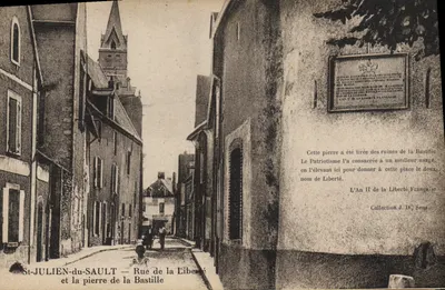St-JULIEN-du-SAULT — Rua da Liberdade e a pedra da Bastilha