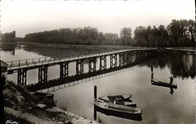 Laroche-St-Cydroine (Yonne) — O Ponte de madeira e o Terreno de acampamento — Foto Verdadeira