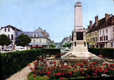 Villeneuve-l'Archévêque — A rue de la République vista a partir do monumento aos mortos — Combier Imprimeur