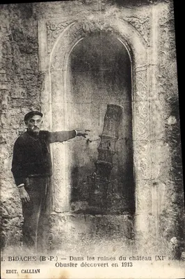 Bidache (B-P.) — Nas ruínas do castelo (século XI) — Obusier descoberto em 1913 — Édit. Callian