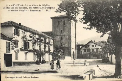 Bilhete postal antigo Ascain BP Place de L'Eglise Hotel de la Rhine ou Pierre Loti se inspirou e escreveu a idílida Ramun
