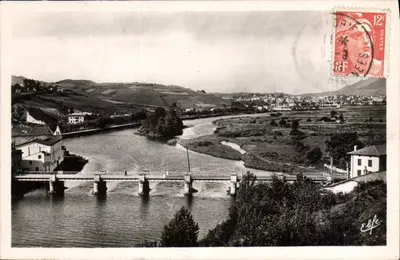 Ponte sobre o rio em Behobia — As Baixas-Pirineus — Editor: International