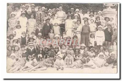 Grupo de niños y adultos — Evento familiar o escolar — Editor desconocido, número de serie no visible