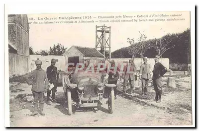 Chauconin près Meaux — Colonel d'État-Major entouré des ambulanciers français et allemands — Phot. Express