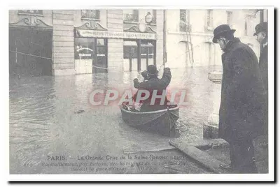 Paris CPA La grande crue de la Seine (janvier 1910) Ravitaillement par bateau de la rue de Lille (reproduction)