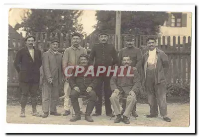 Gruppe von Männern in militärischer und ziviler Kleidung — Gruppenfoto