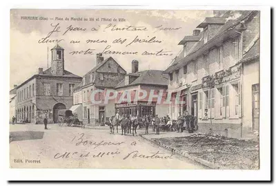 Formerie (Oise) — Pátio do Mercado de Trigo e o Hotel de Ville