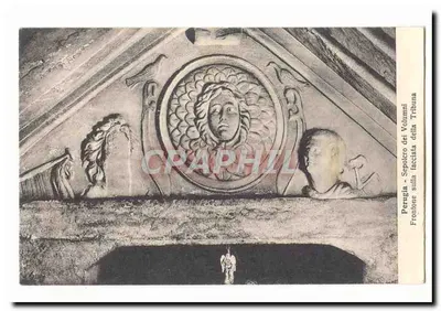 Pérgola — Sepulcro dos Volumni — Frontão da tribuna