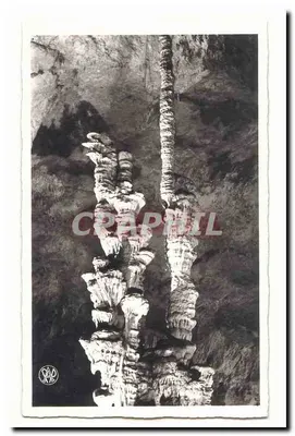 Stalagmita e stalactita em uma caverna — editor SAD, n° de série não visível