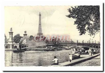Paris — vue de la Seine avec la Tour Eiffel et un bateau à vapeur —