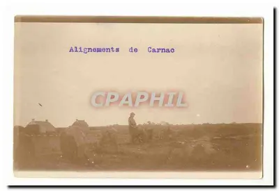 Alignements de Carnac — vue panoramique avec un homme au premier plan