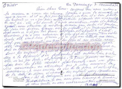 प्लाज़ा गेस्ता ओविएडो — आधुनिक इमारत और ब्रूटलिस्ट शैली की चर्च — ओविएडो, स्पेन — पीछे
