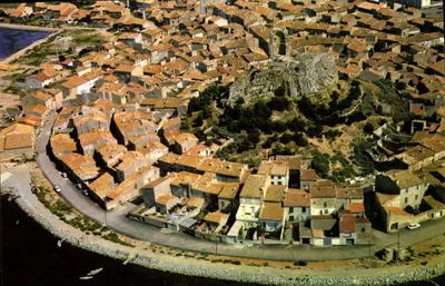 Gruissan-Village (Aude) — Visão aérea da Cidade, no centro: a Torre Barberousse — Éditions Magente