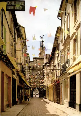Rua do Ponte em Sommières — vista da porta medieval decorada com bandeiras — Edições 'SL'