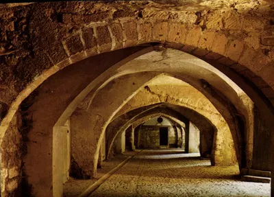 Sommieres (30250-Gard) — Les Arcades, coladas ao ponte romano, limitam este lado o Marché-bas — Edições 'SL' Villeurbanne