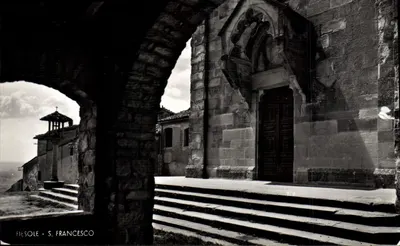 Fiesole - S. Francesco — vista da igreja a partir de um passagem arqueada