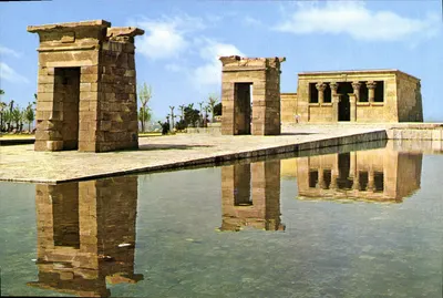 Temple égyptien de Nebot — réplique au Parc de la Montaña, Madrid — éditeur Vicente Martínez