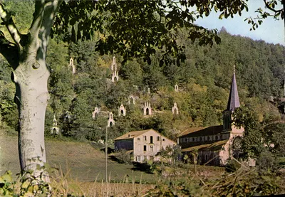 Bilhete postal moderno A Igreja e o Caminho da Cruz em Le Mas D'Azil