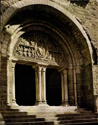 O Alto Quercy — A Igreja Romana de Carennac (Lot) — Tympanos do Século XII representando o Cristo na Majestade no meio dos Apóstolos — Edição « Théloche » Limoges
