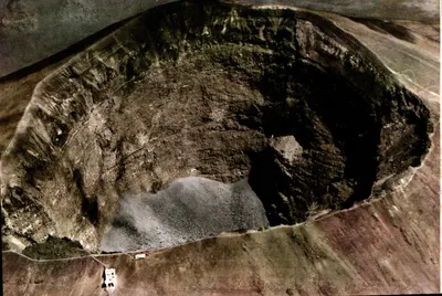 Vết nứt núi Vesuvius — góc nhìn từ trên cao — Nhà xuất bản Vincenzo Carcavallo, Napoli
