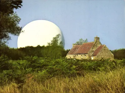 Pleumeur-Bodou — O domo do Centro de Telecomunicações por satélite — editor Brezagnec
